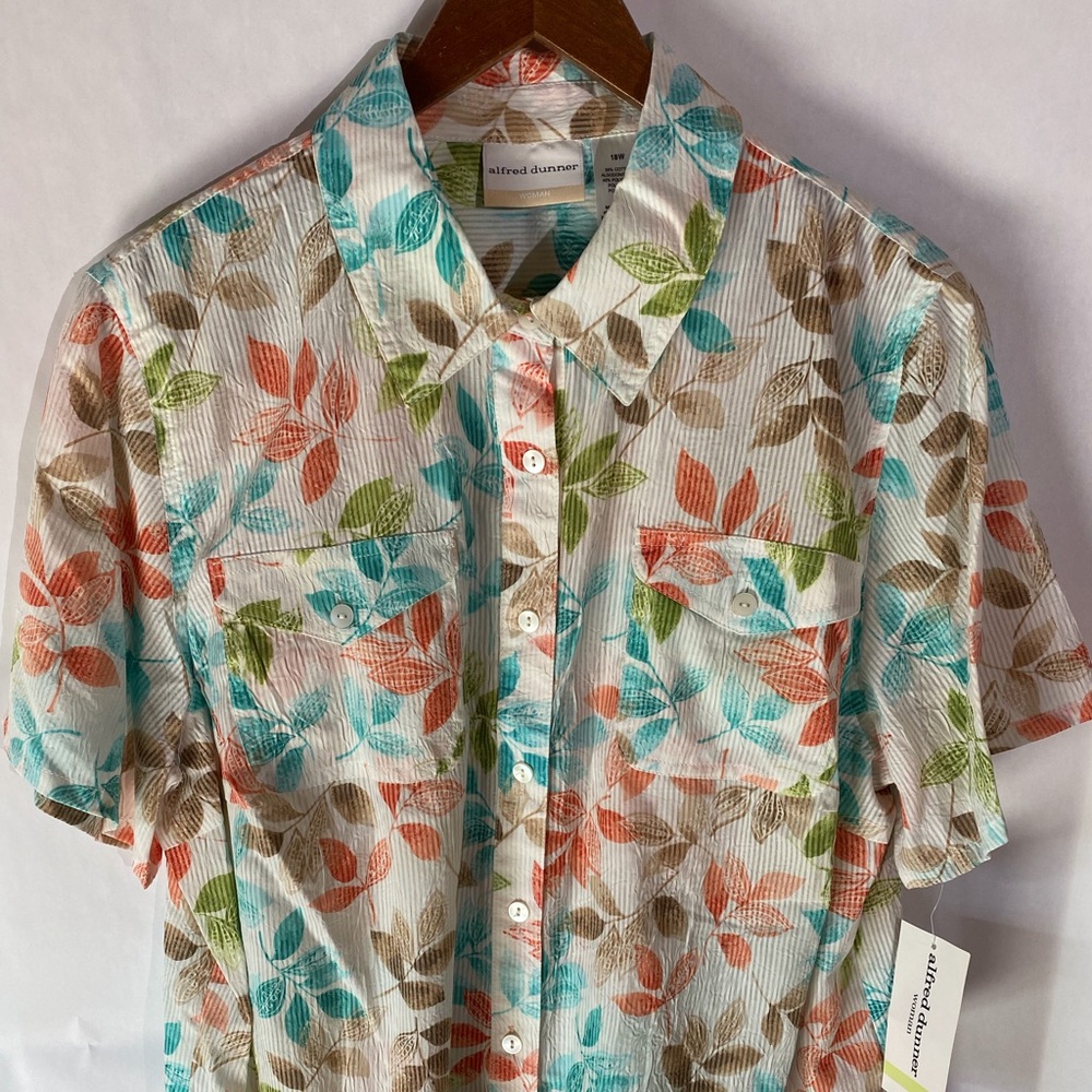Alfred Dunner button down floral print blouse.